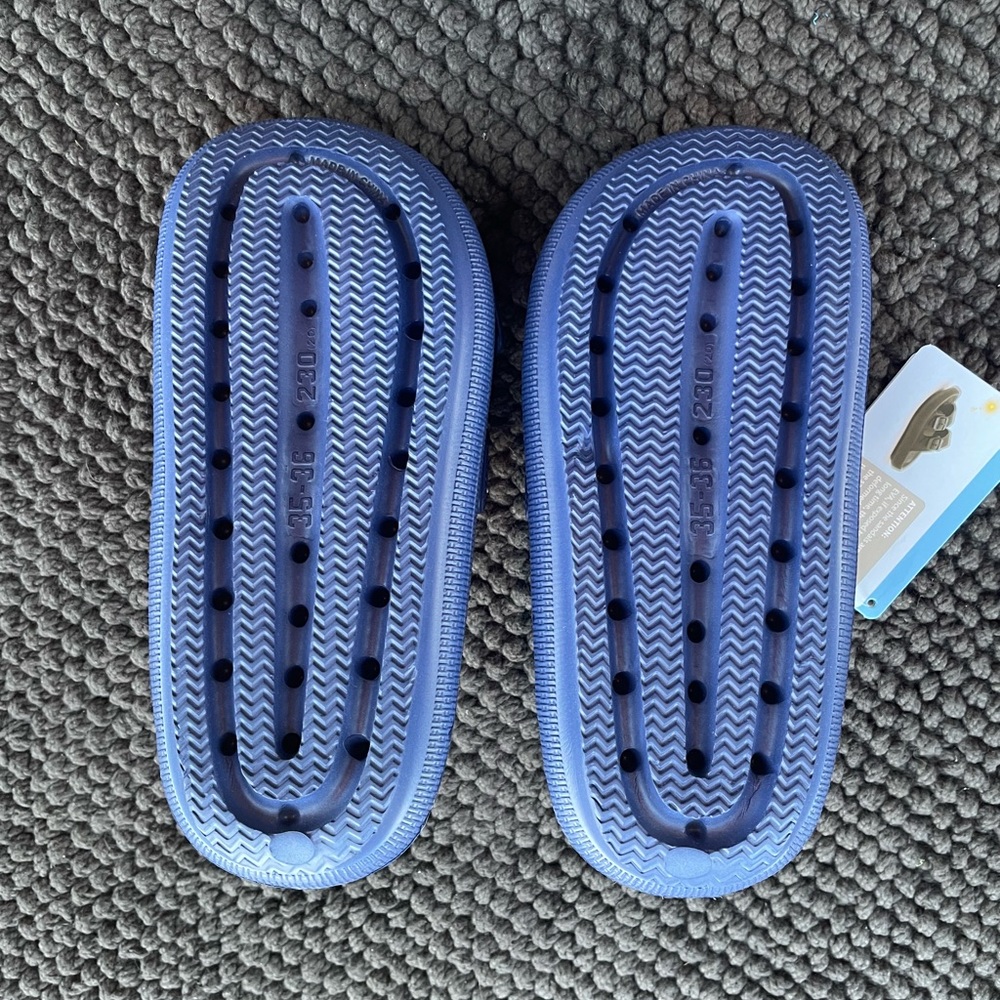 Adjustable “pillow” sandals - Fit Size 5.5-6.5 - Navy & Black - Picture 2 of 7